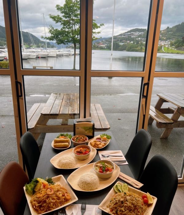 Yam Nam Thailandsk mat med utsikt over Arnavågen